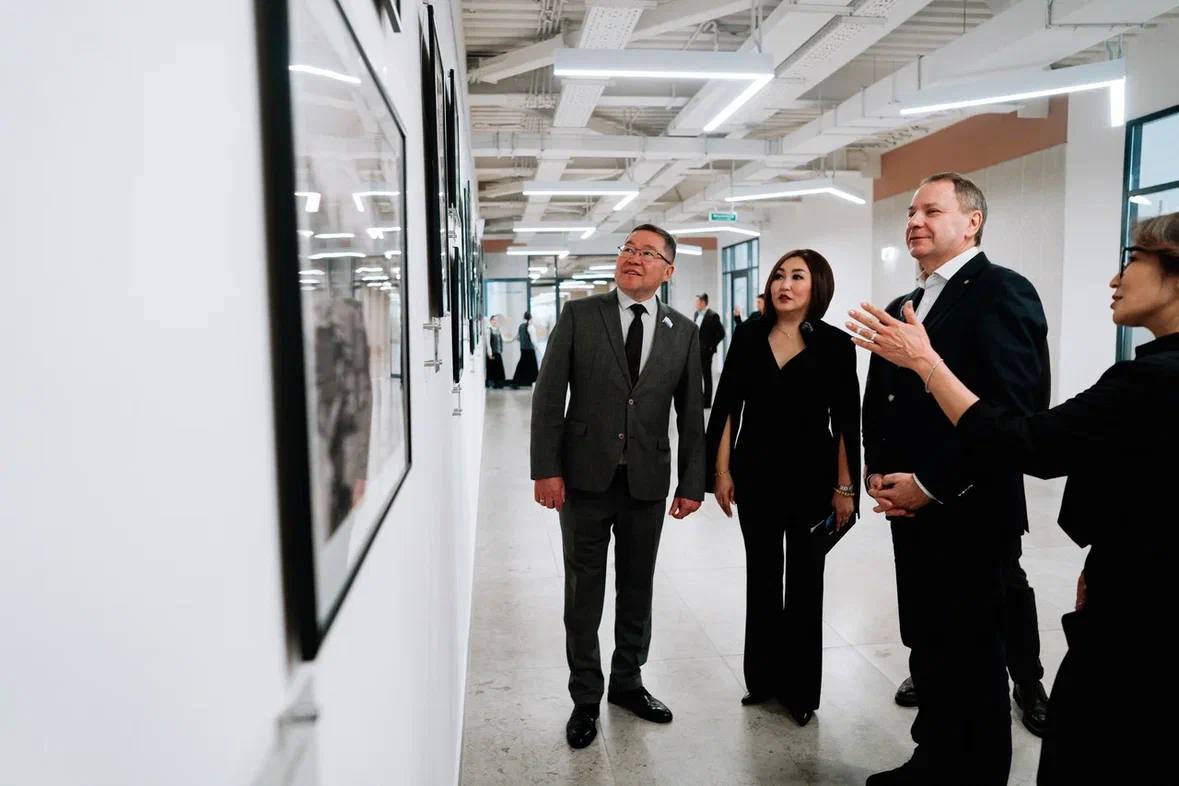 Сбер и «Манжерок» передали алтайской школе №7 фотовыставку и оборудование