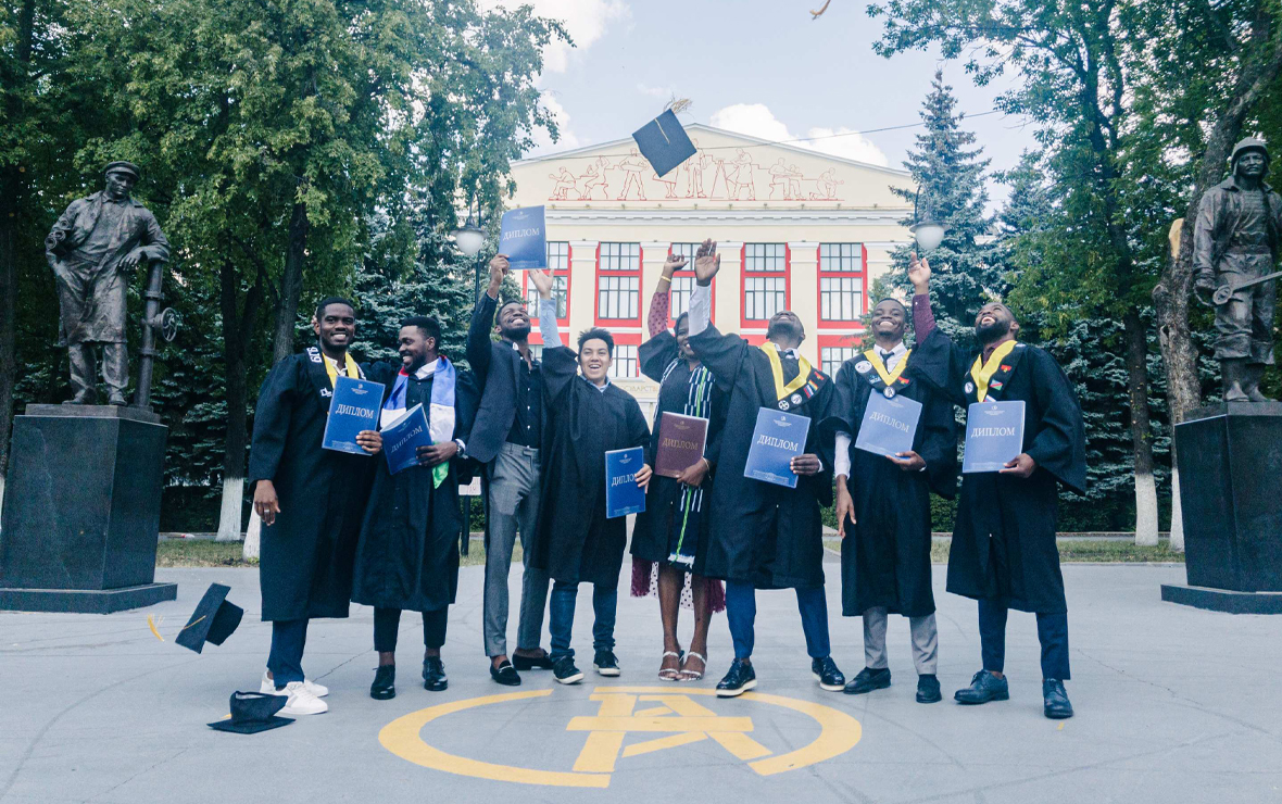 240 иностранных студентов получили дипломы УГНТУ
