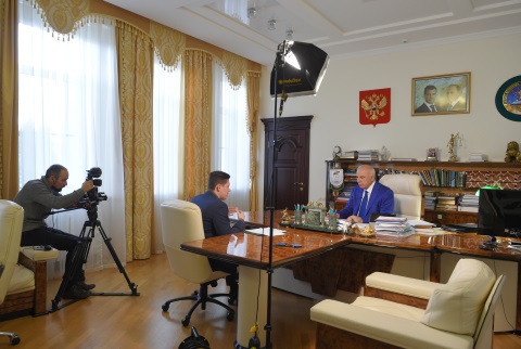 Глава Адыгеи дал интервью журналистам телестудии Зак собрания края