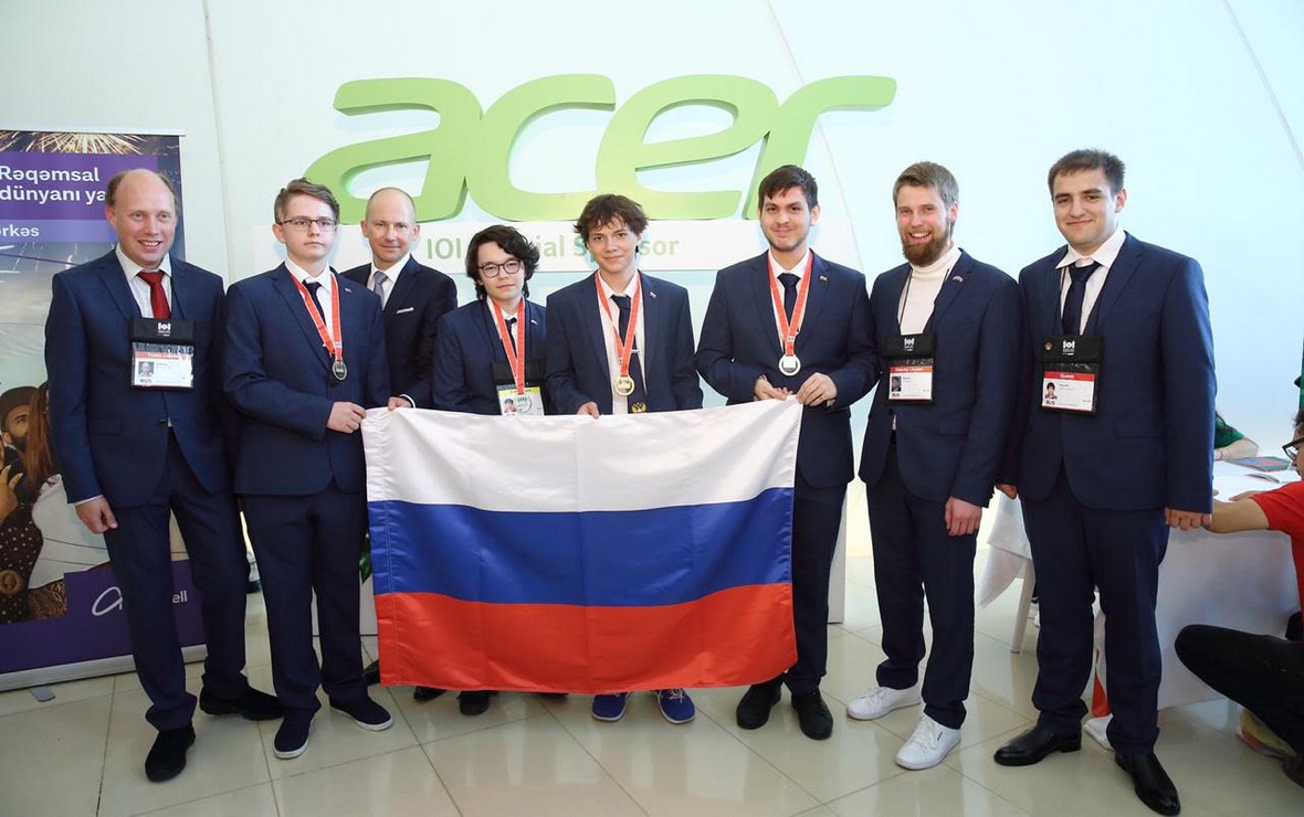 Представители команды Acer — официального спонсора Олимпиады — с золотыми медалистами