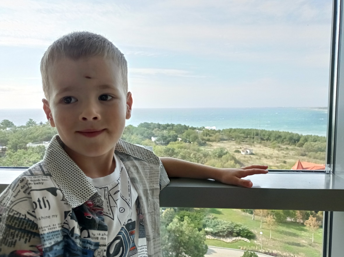 5-летнему Максиму требуется 134 400 рублей на лечение