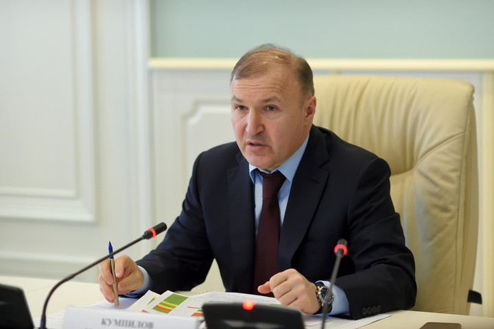Кумпилов поручил активизировать организацию общественных работ