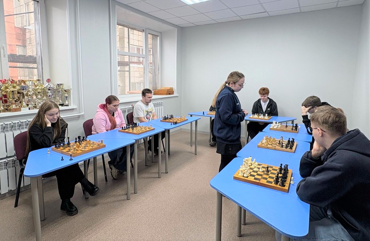 Сотрудница «Уралхима» сыграла в шахматы со студентами КИТа