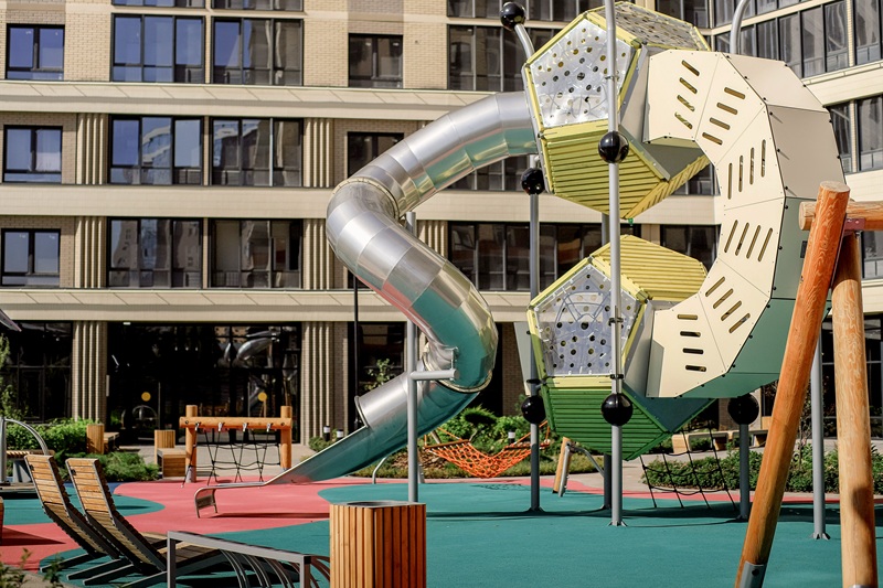 Придомовая территория «Сакура Парк». Одно из преимуществ покупки готовой квартиры — возможность оценить качество строительства, отделку мест общего пользования, благоустройство и детские площадки