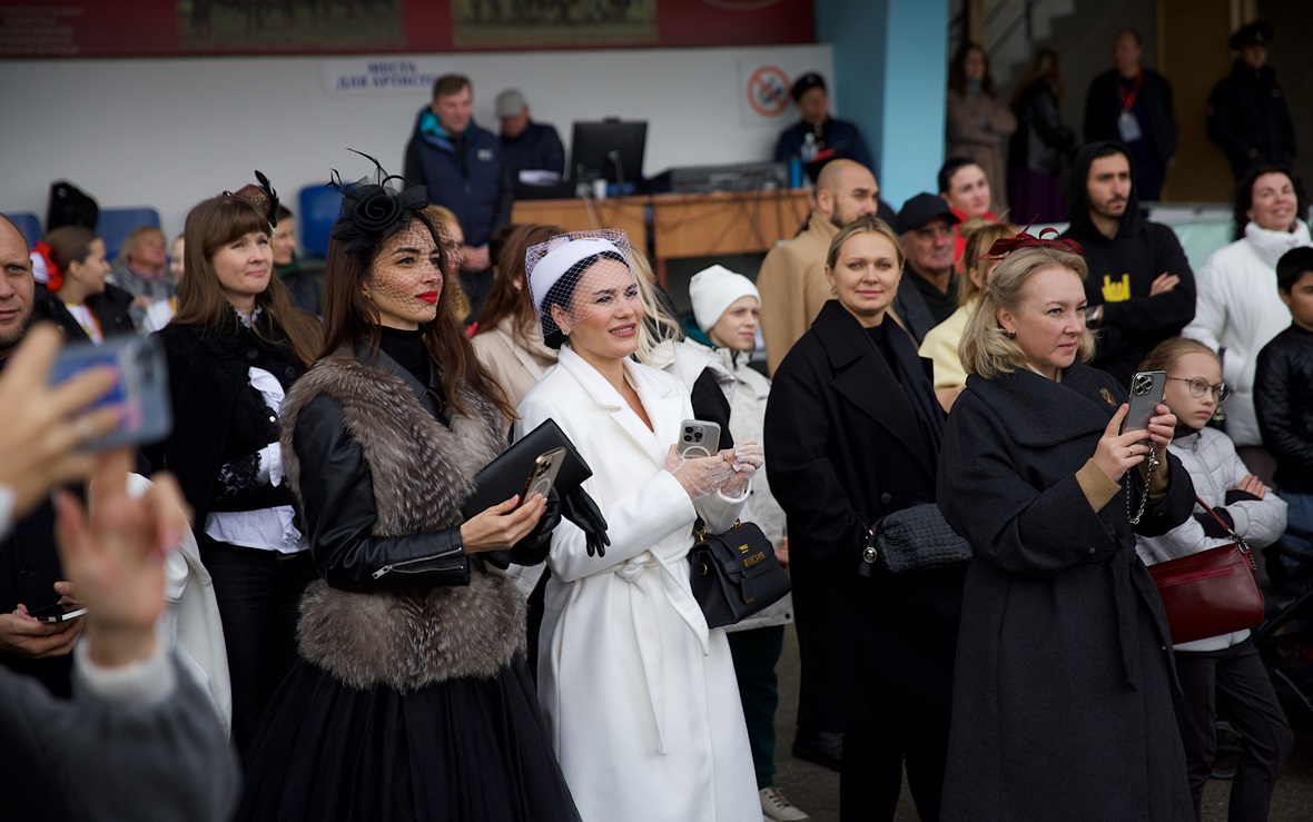 На Краснодарском ипподроме прошли скачки в честь закрытия сезона 