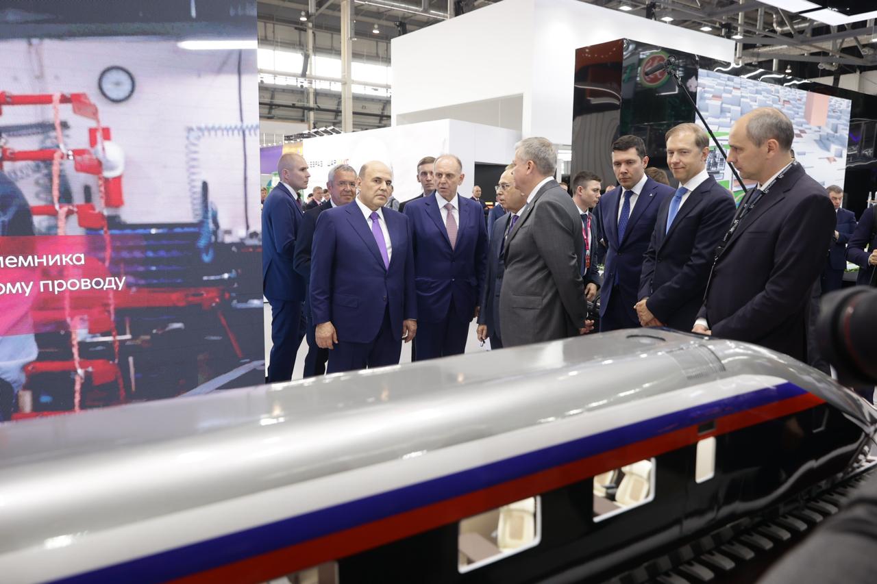 Михаил Мишустин посетил стенд Группы Синара на ИННОПРОМ-2025