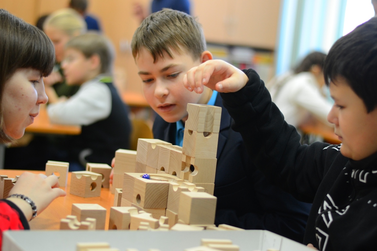 Детские сады, среднеобразовательные и коррекционные школы используют конструкторы Cuboro во внеурочной деятельности и на уроках технологии и математики.