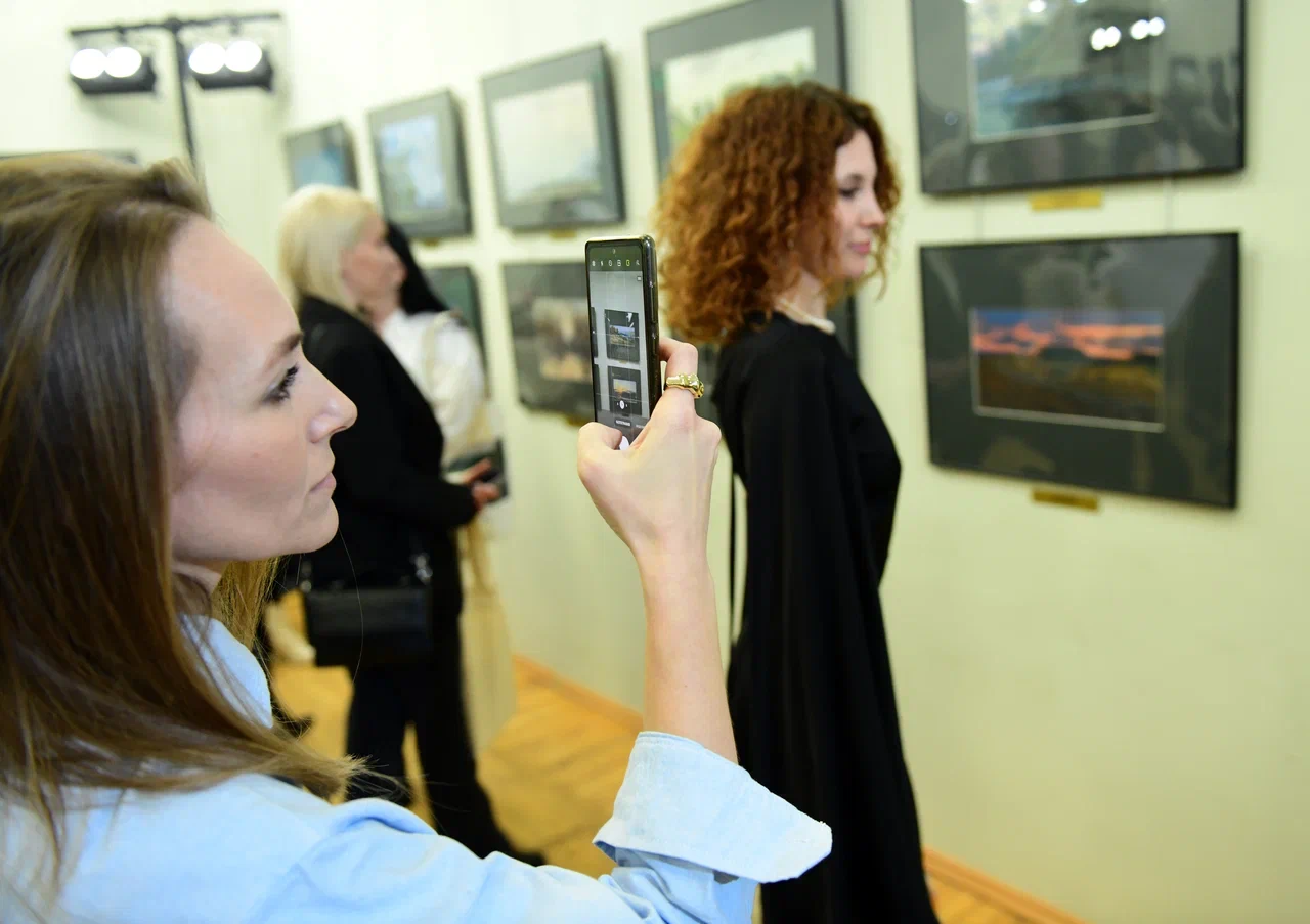 фото: «Парамонов»
Гости фотографируют картины