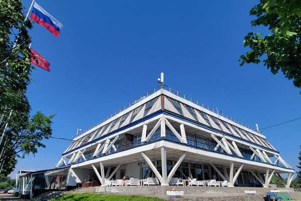 Главное здание Санкт-Петербургского речного яхт-клуба