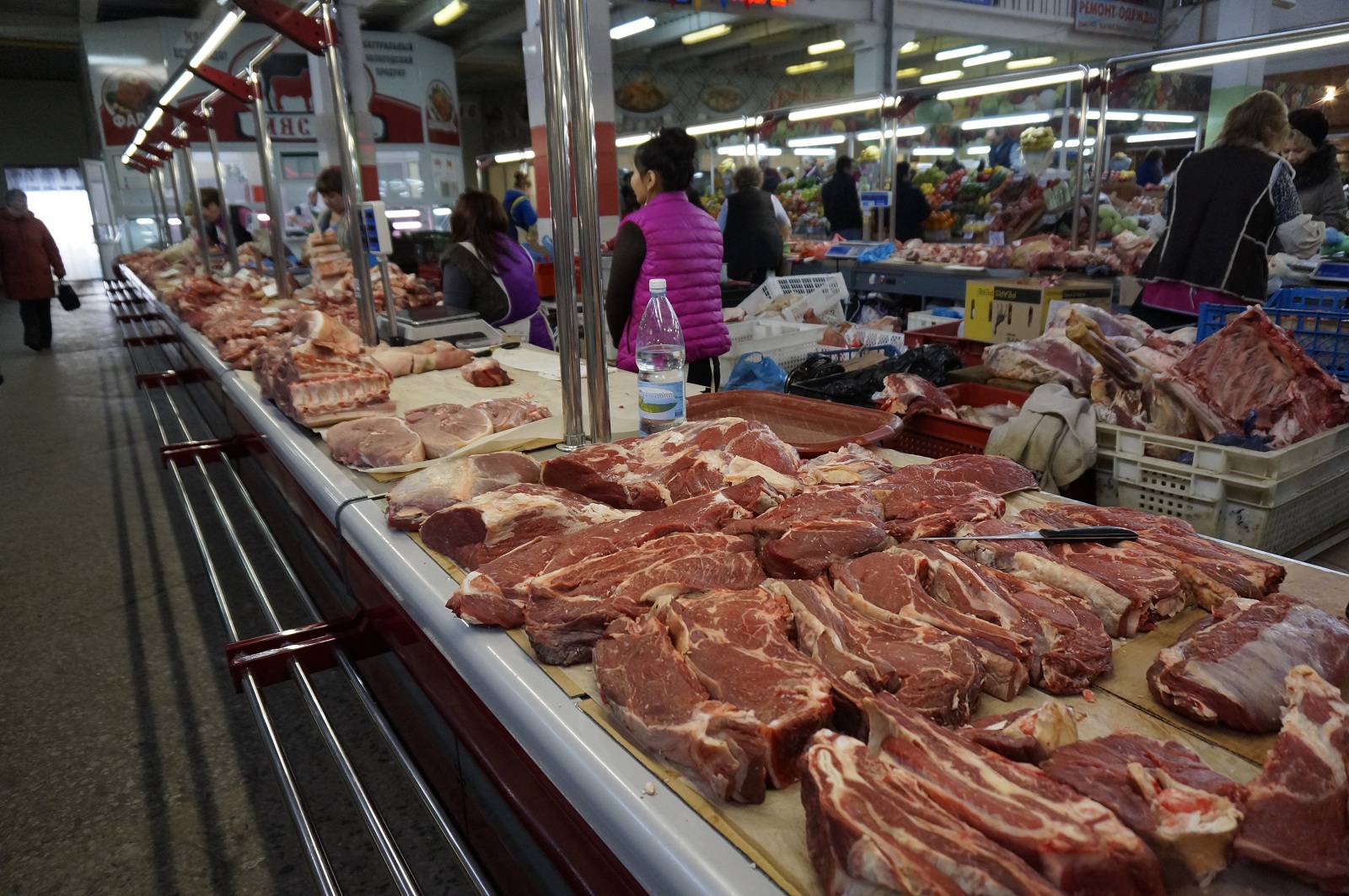 На центральном рынке г. Вологда представлен широкий ассортимент мясной продукции.