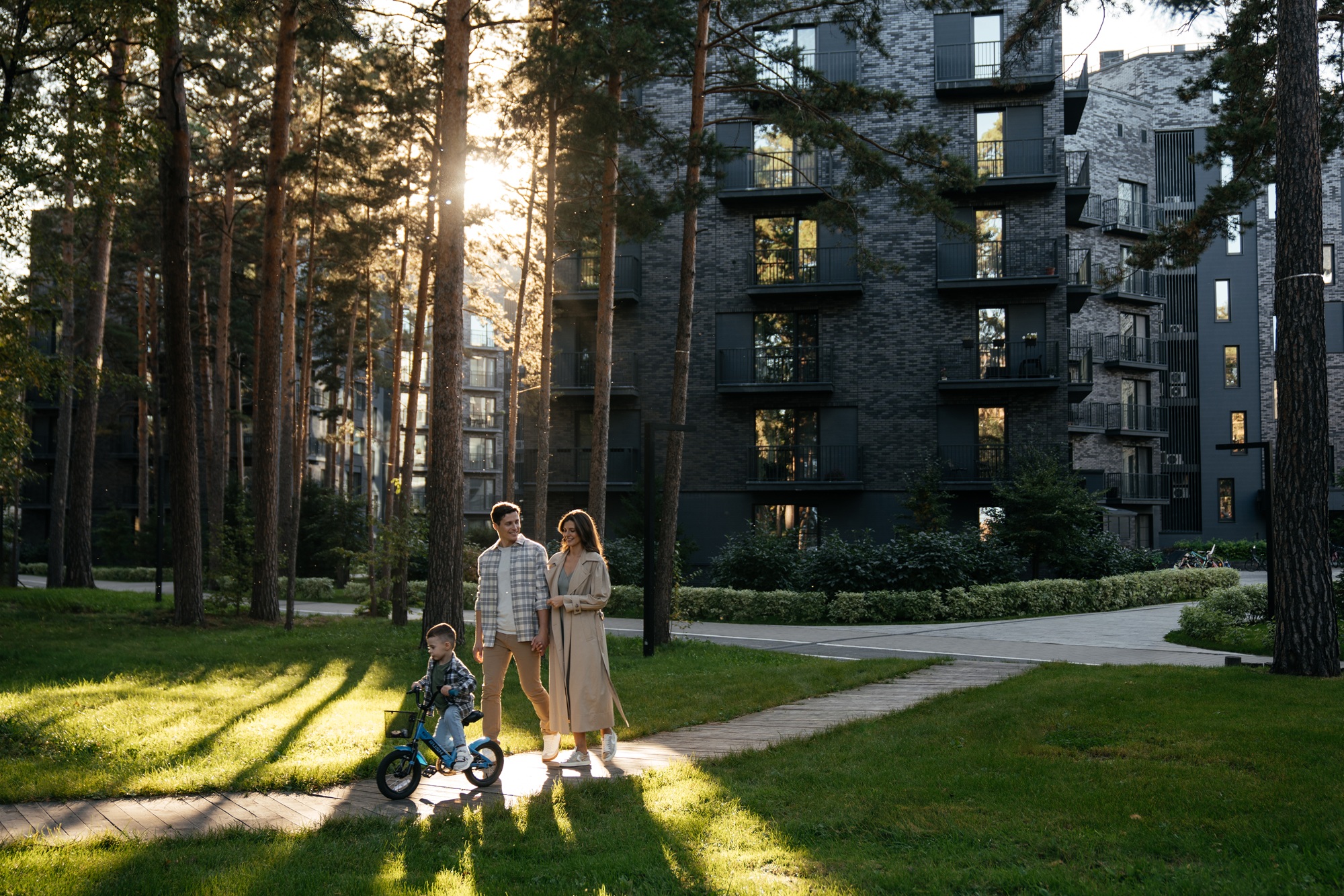 Эко-квартал Flora & Fauna располагается в районе «Обкомовских дач». Эту часть Новосибирска нередко называют «местной Рублевкой». Недалеко от комплекса — резиденции полпреда СФО и губернатора Новосибирской области