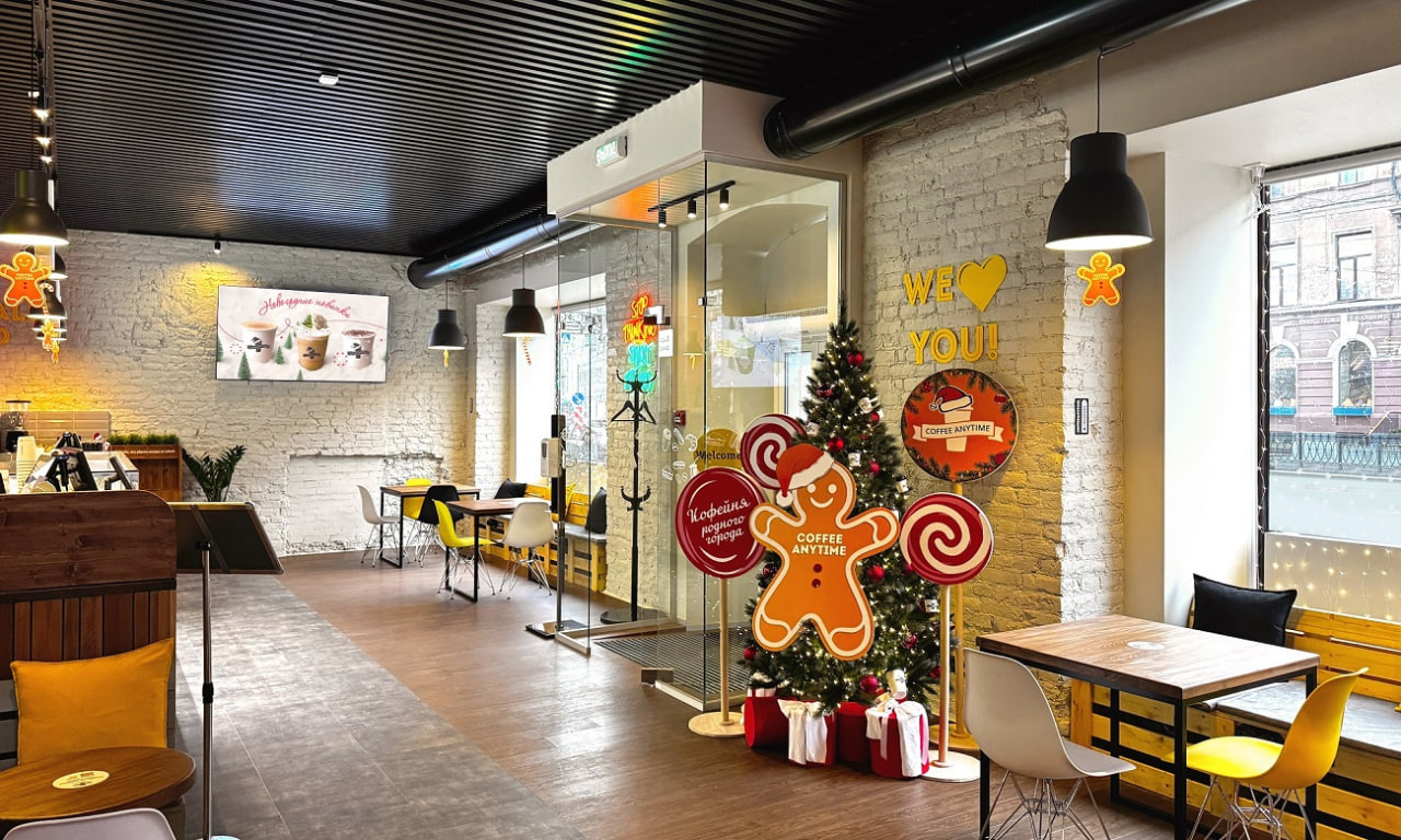 Новогодняя атмосфера в кофейне Coffee Anytime в Санкт-Петербурге