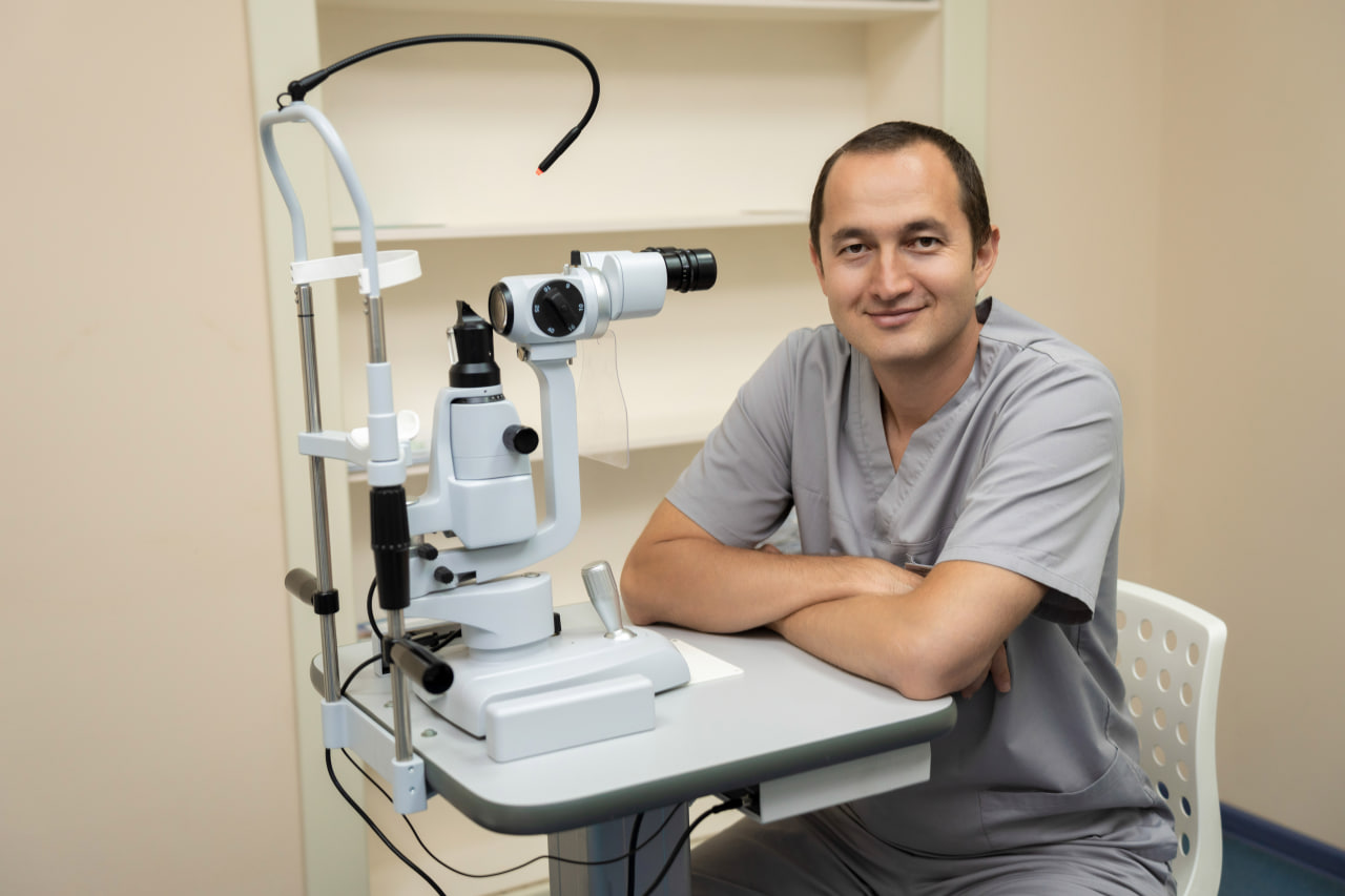На фото: врач-офтальмолог, офтальмохирург клиники «Смотри» Рустам Сыртланов