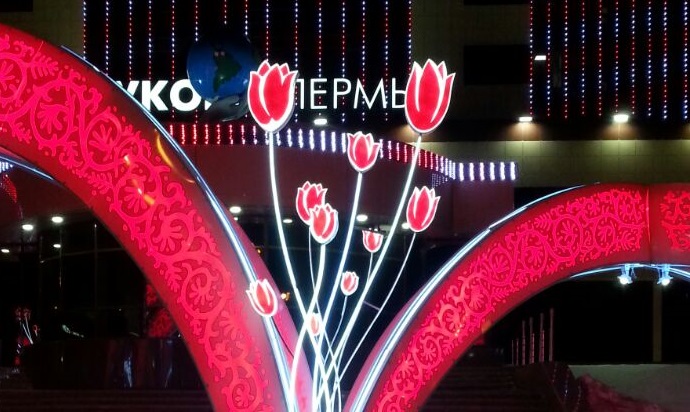 Здание офиса «ЛУКОЙЛ-ПЕРМЬ» украсили четырехметровые тюльпаны