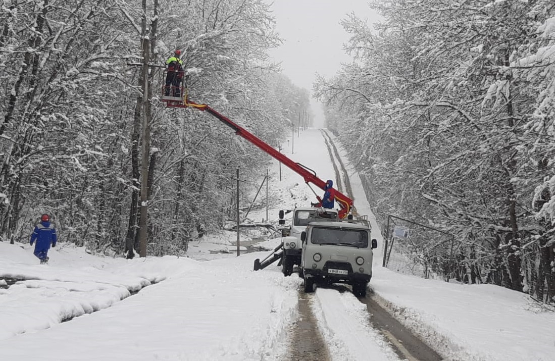 Восстановлено энергоснабжение 65% жителей, пострадавших от снегопада в РА