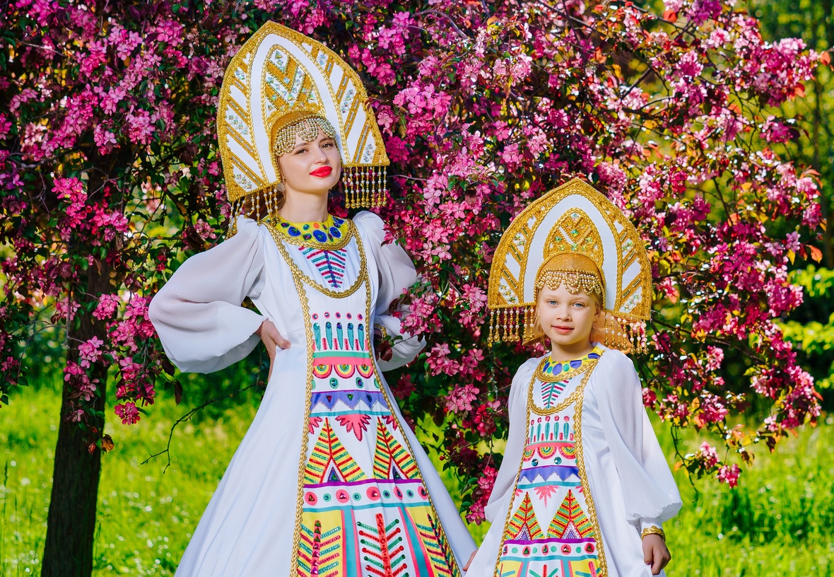 Фото: РБК Юг и Северный Кавказ, Роман Благов. Семья Рудичевых в русских костюмах со вставкой «Филимоновская роспись»