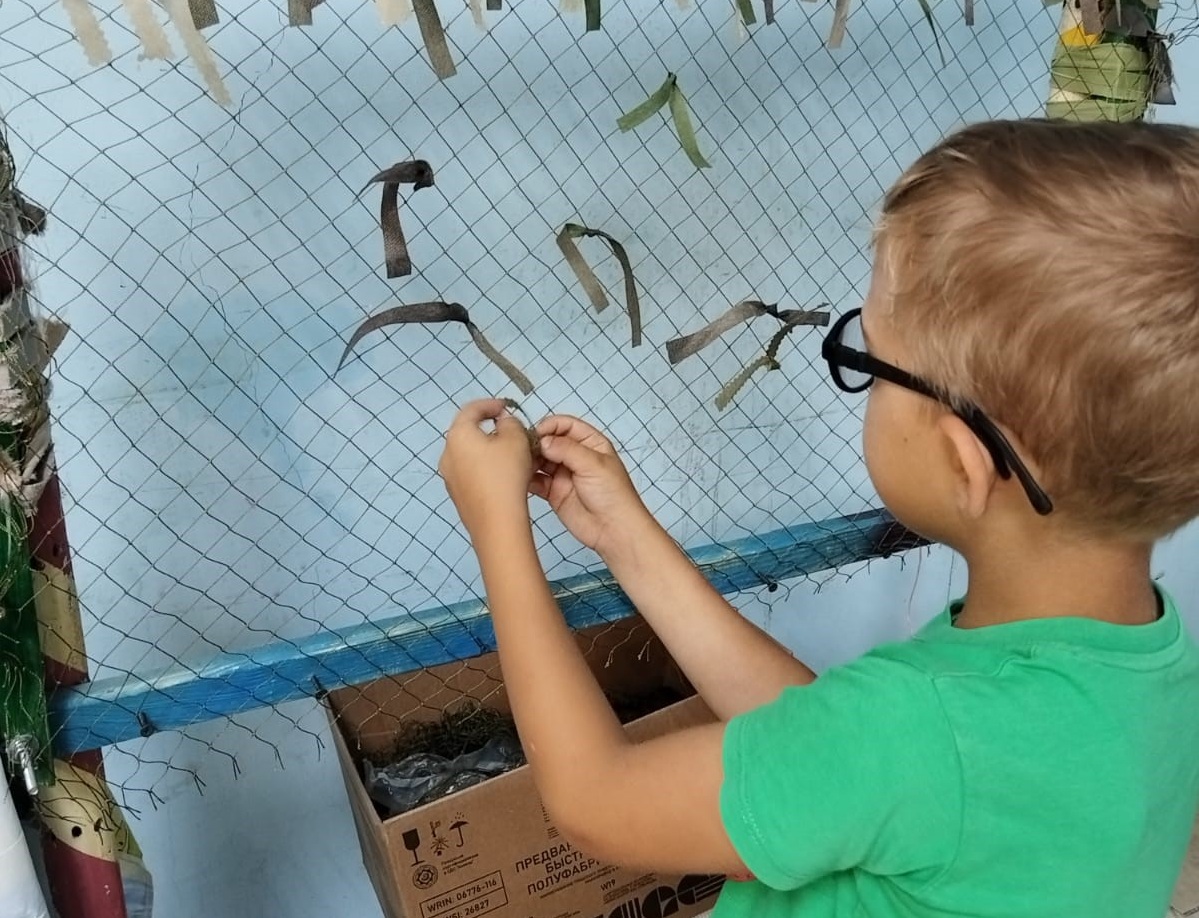 Внук помогает бабушке изготавливать маскировку