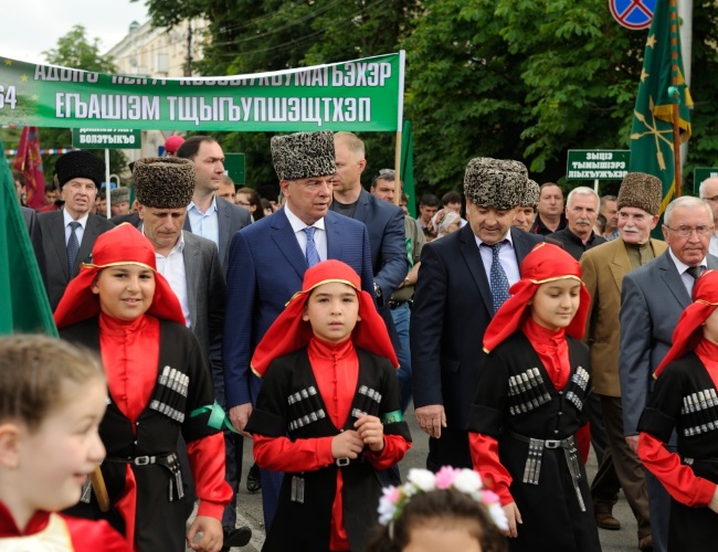 Глава Адыгеи принял участие в шествии и митинге ко Дню памяти и скорби по жертвам Кавказской войны XIX века