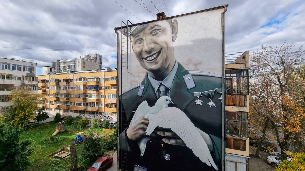 В 2014 году на Малышева, 21 «поселился» Юрий Гагарин. Огромный портрет космонавта нарисовали на торце четвертого корпуса во время фестиваля STENOGRAFFIA.