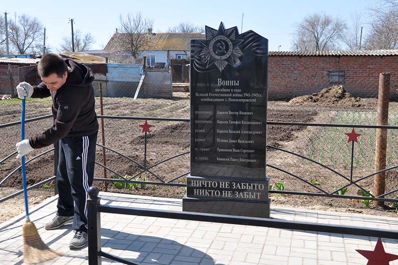Проект «Солдатская могила» продолжается - атомщики проводят субботники на территории мемориальных комплексов