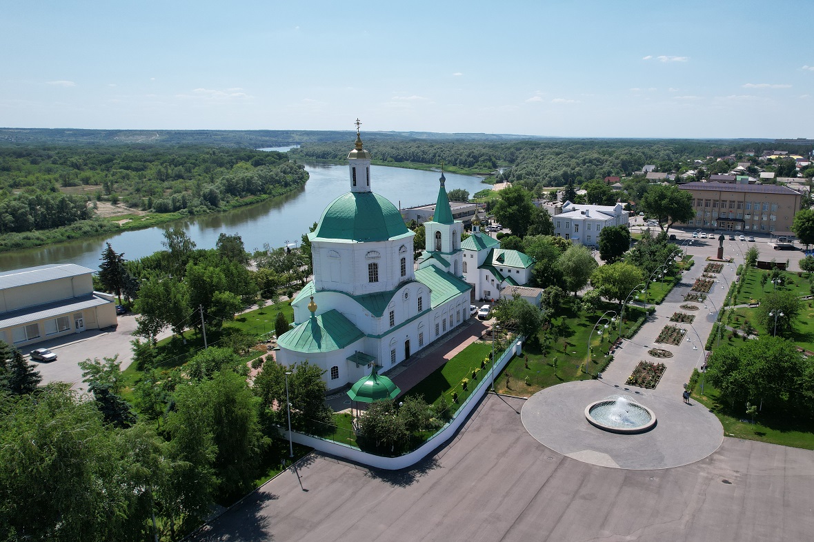 Вид на Центральную площадь станицы Вешенская, Музей М.А.Шолохова и Церковь Михаила Архангела
(Фото: Михаил Прибытков, Государственный музей-заповедник М.А.Шолохова «Тихий Дон».)