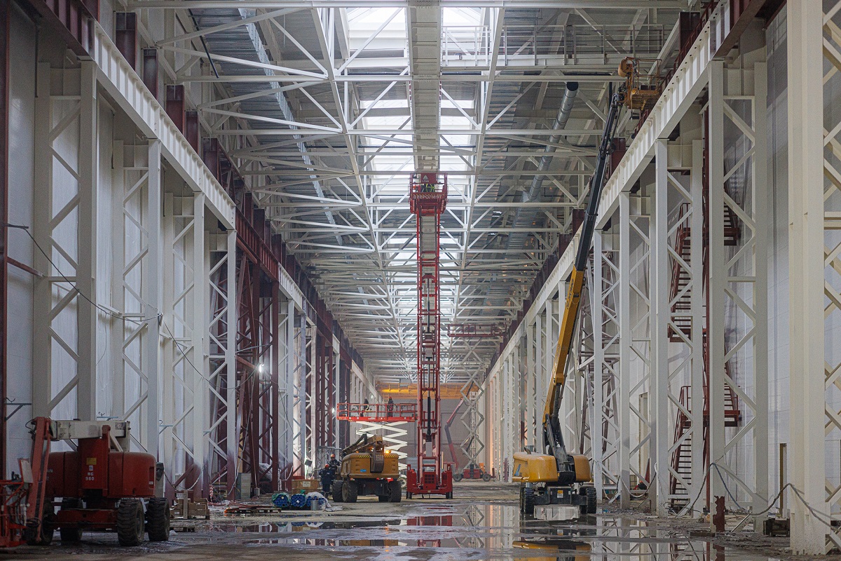 В большом цехе завода для сборки поездов ВСМ начали монтаж кран-балок
