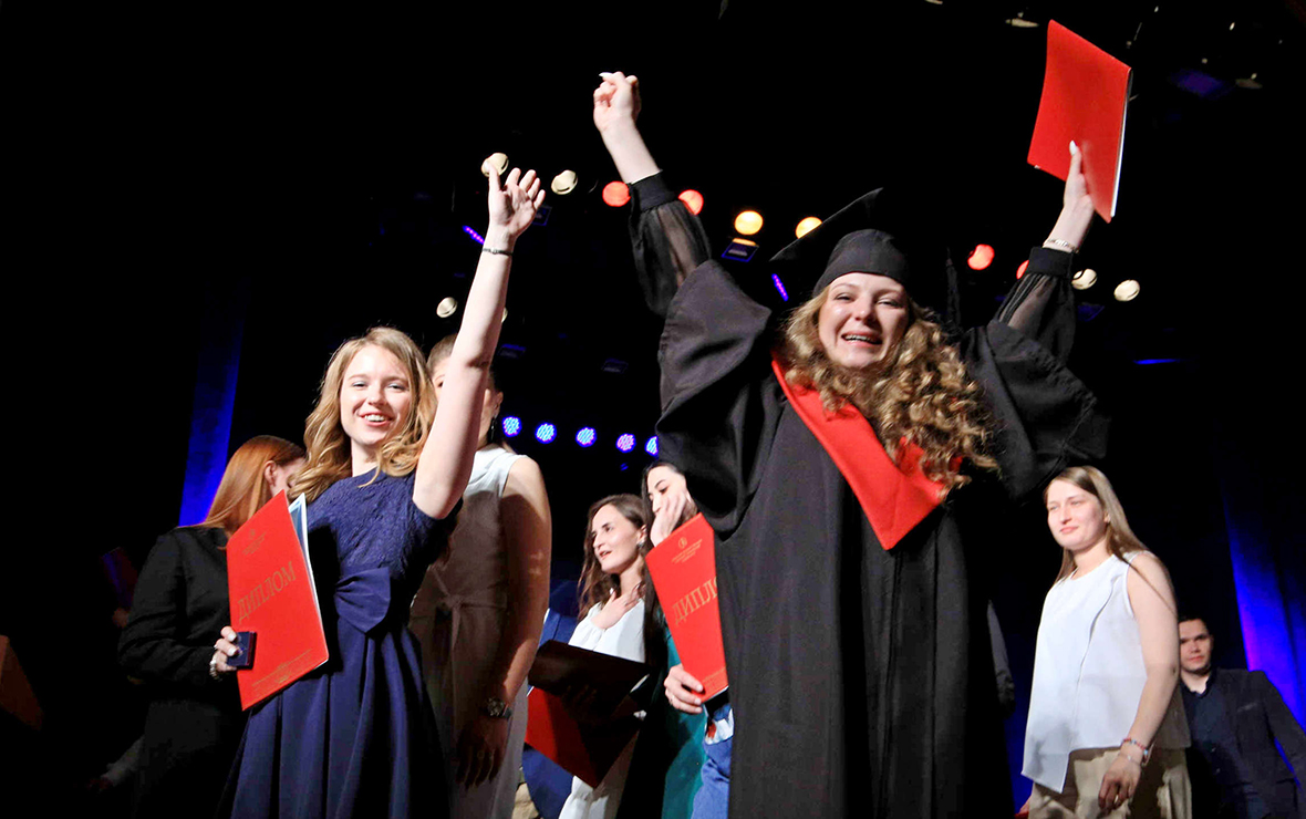 Выпускникам УГНТУ вручили красные дипломы