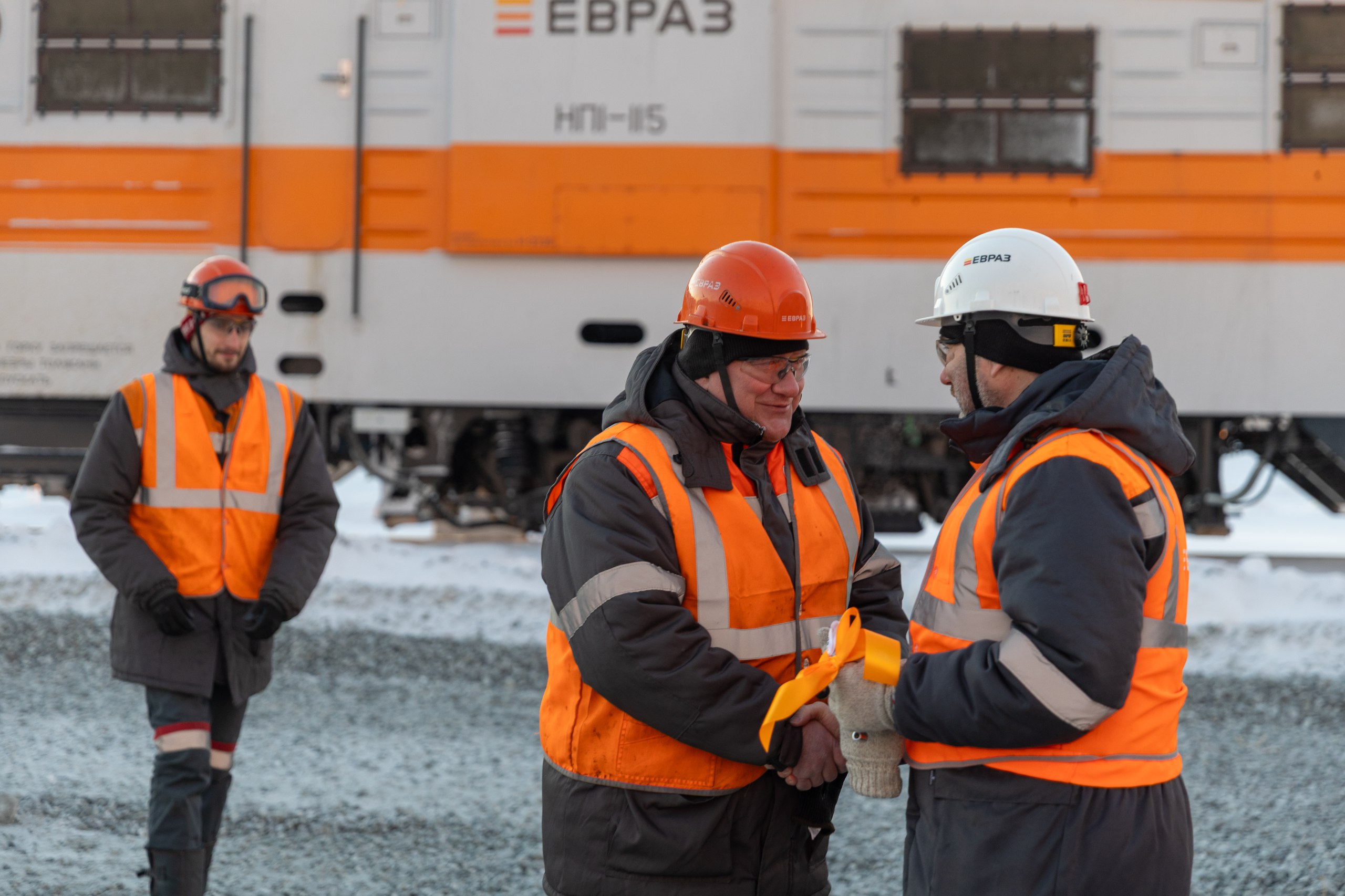 Вице-президент ЕВРАЗа, руководитель дивизиона «Урал» Денис Новоженов вручил ключи от новой техники