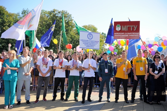 Аслан Тхакушинов приветствовал участников парада российского студенчества