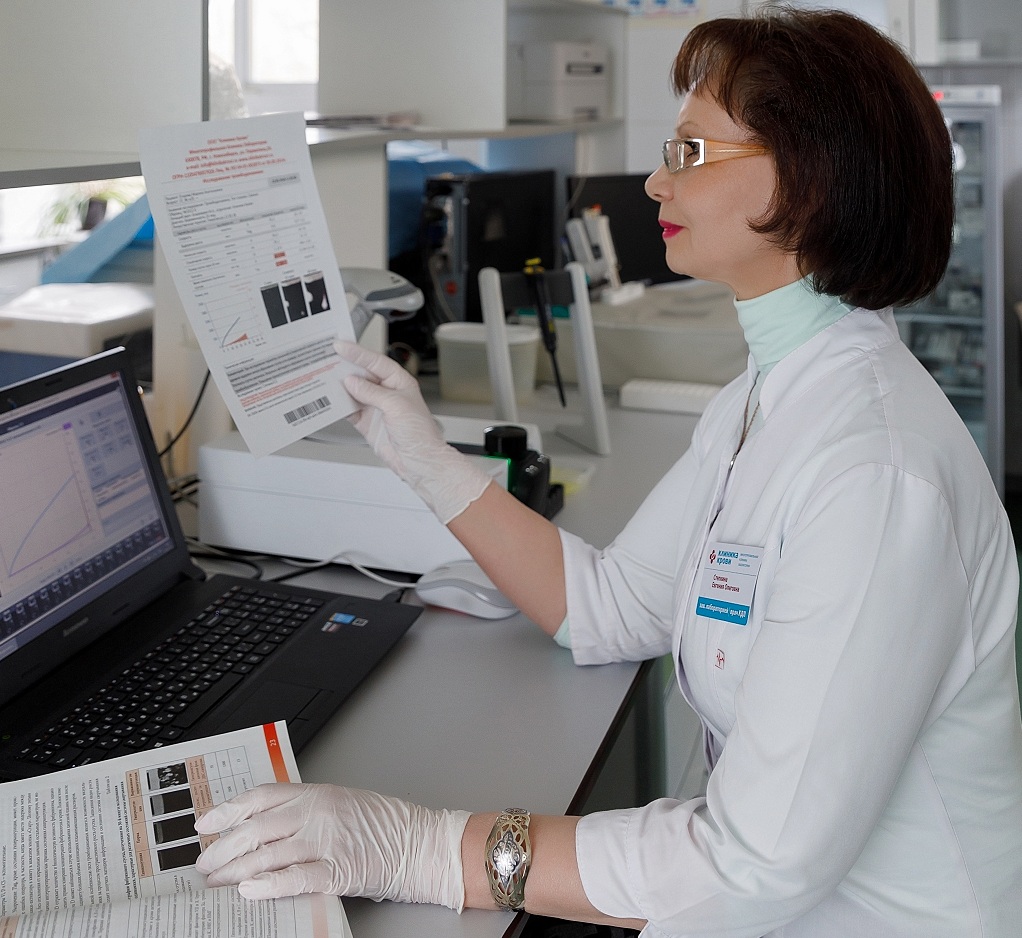 Лаборатория клиники позволяет выполнять сложные исследования максимально быстро, избегая транспортировки крови. (Фото: klinikakrovi.ru)