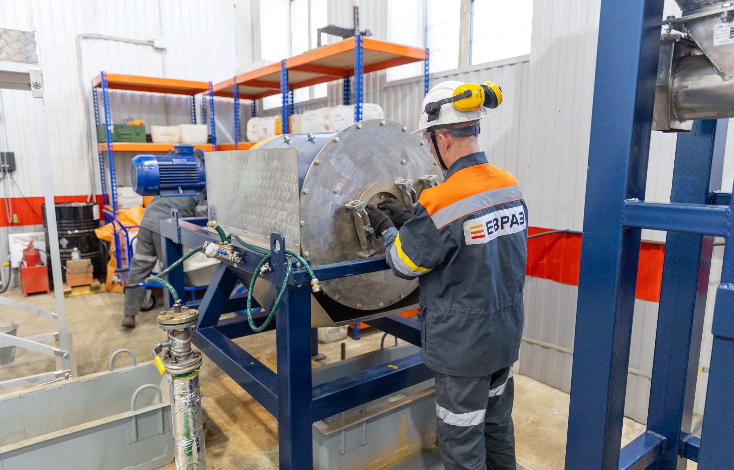 Лабораторная мельница моделирует работу шаров в условиях реального производства