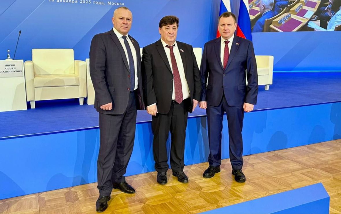 Валентин Суббот, Юрий Клепиков и Геннадий Новосельцев (Фото: пресс-служба законодательного собрания Калужской области)