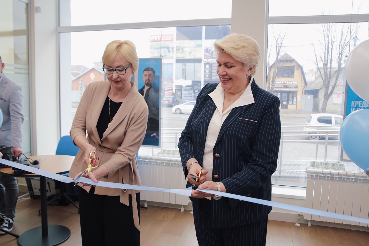 В Краснодаре после реконструкции начал работу новый офис банка «Открытие»