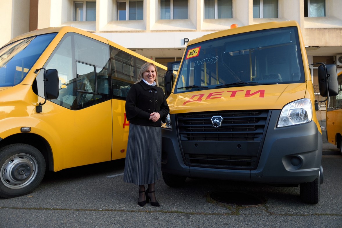 В Адыгее муниципалитеты получили школьные автобусы и автомобили скорой