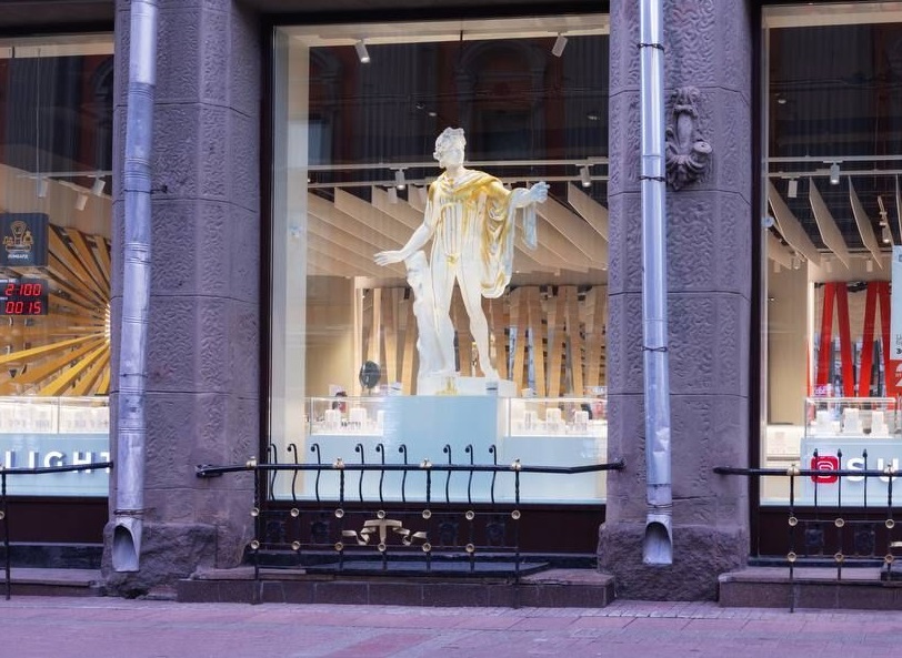 Двухметровая статуя Аполлона Бельведерского, покрытая золотом