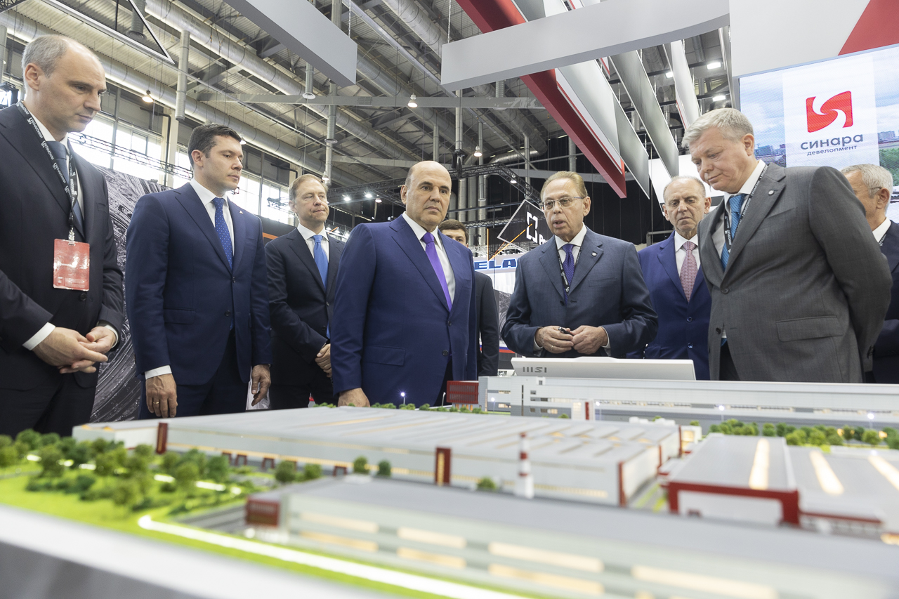 Михаил Мишустин посетил стенд Группы Синара на ИННОПРОМ-2025