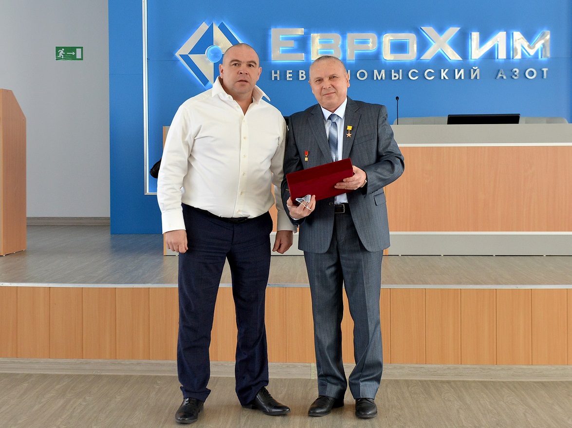 Глава Ставрополья поздравил с юбилеем сотрудника «Невинномысского Азота»