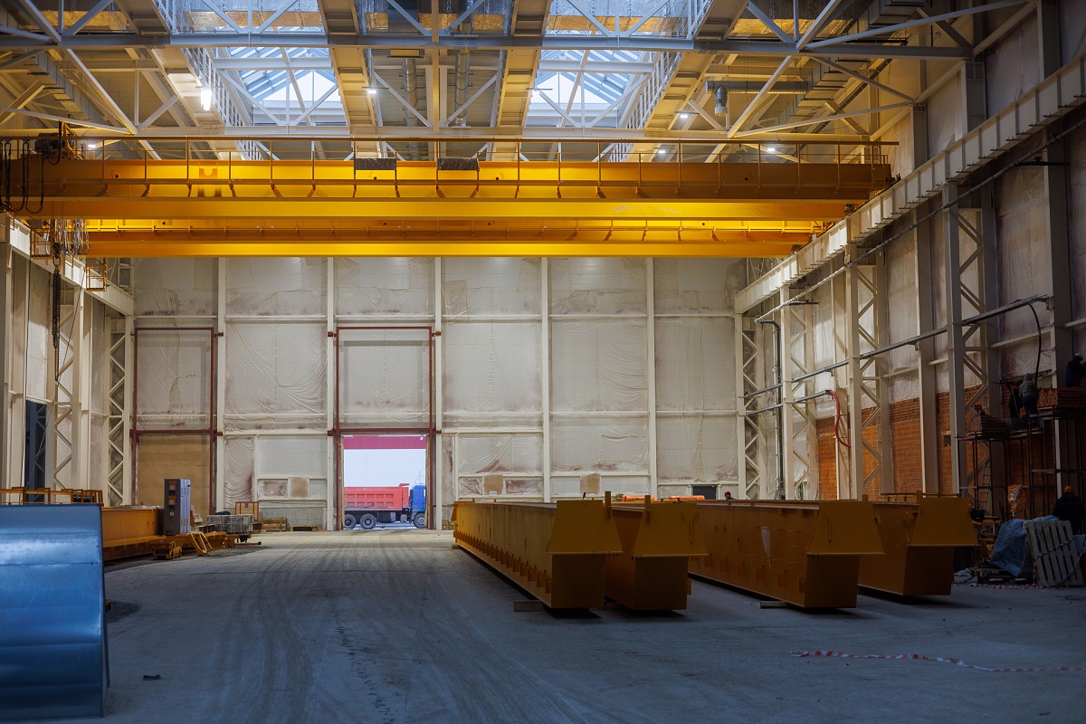 В большом цехе завода для сборки поездов ВСМ начали монтаж кран-балок