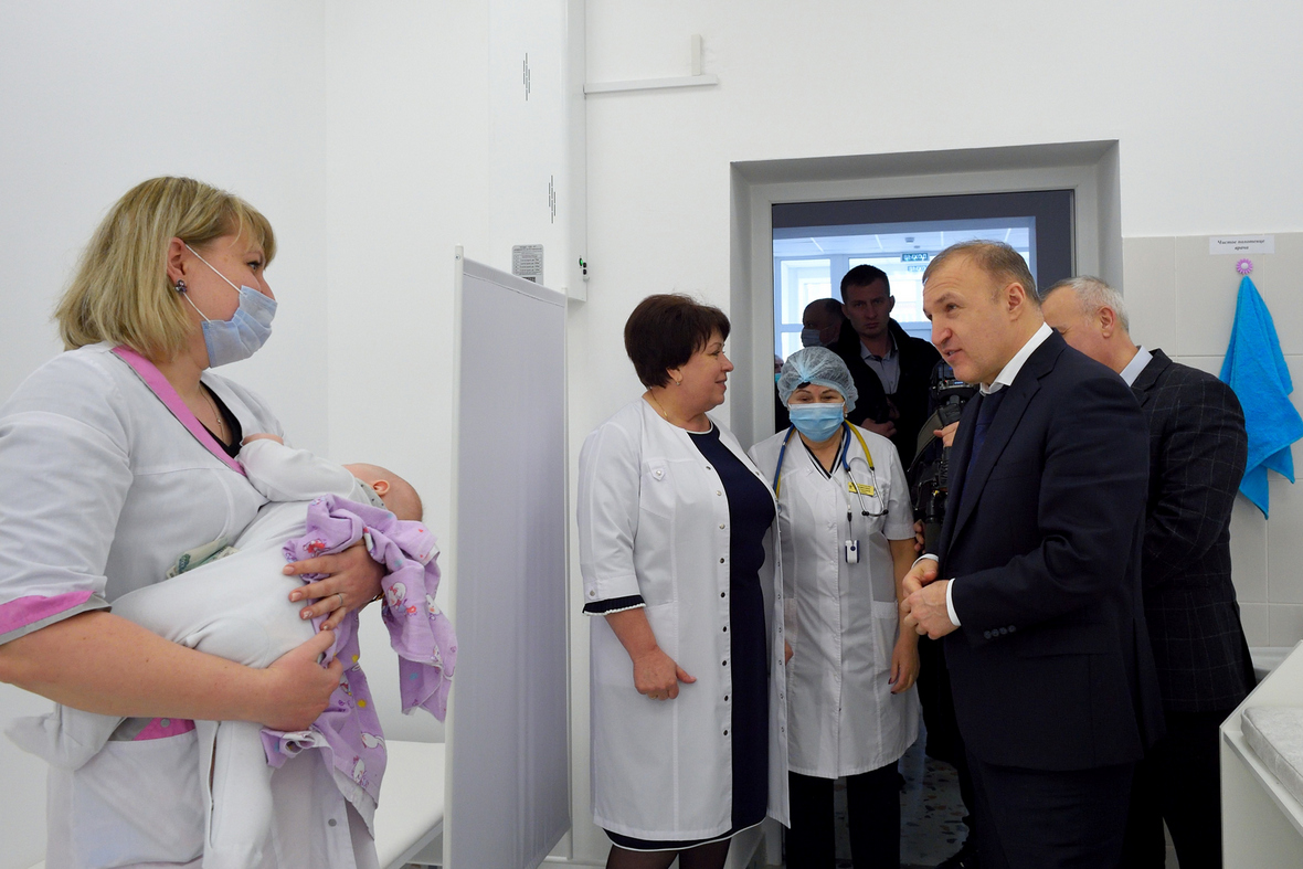 Глава Адыгеи посетил новую детскую поликлинику в Гиагинском районе