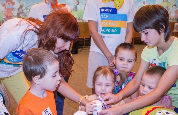 Волонтеры «Газпром нефти» организовали для детей «научную лабораторию»