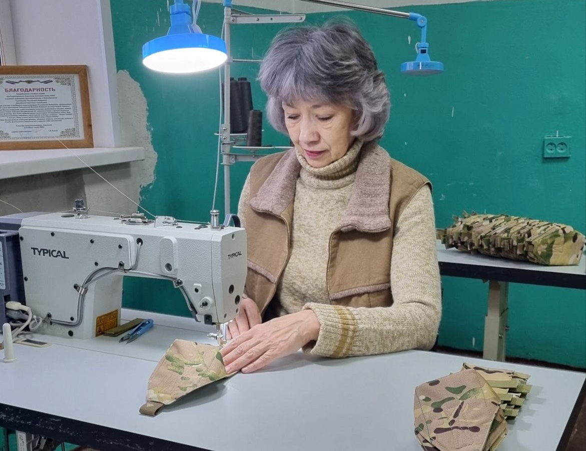 Гульсина Сабирова шьет элементы бронежилетов
