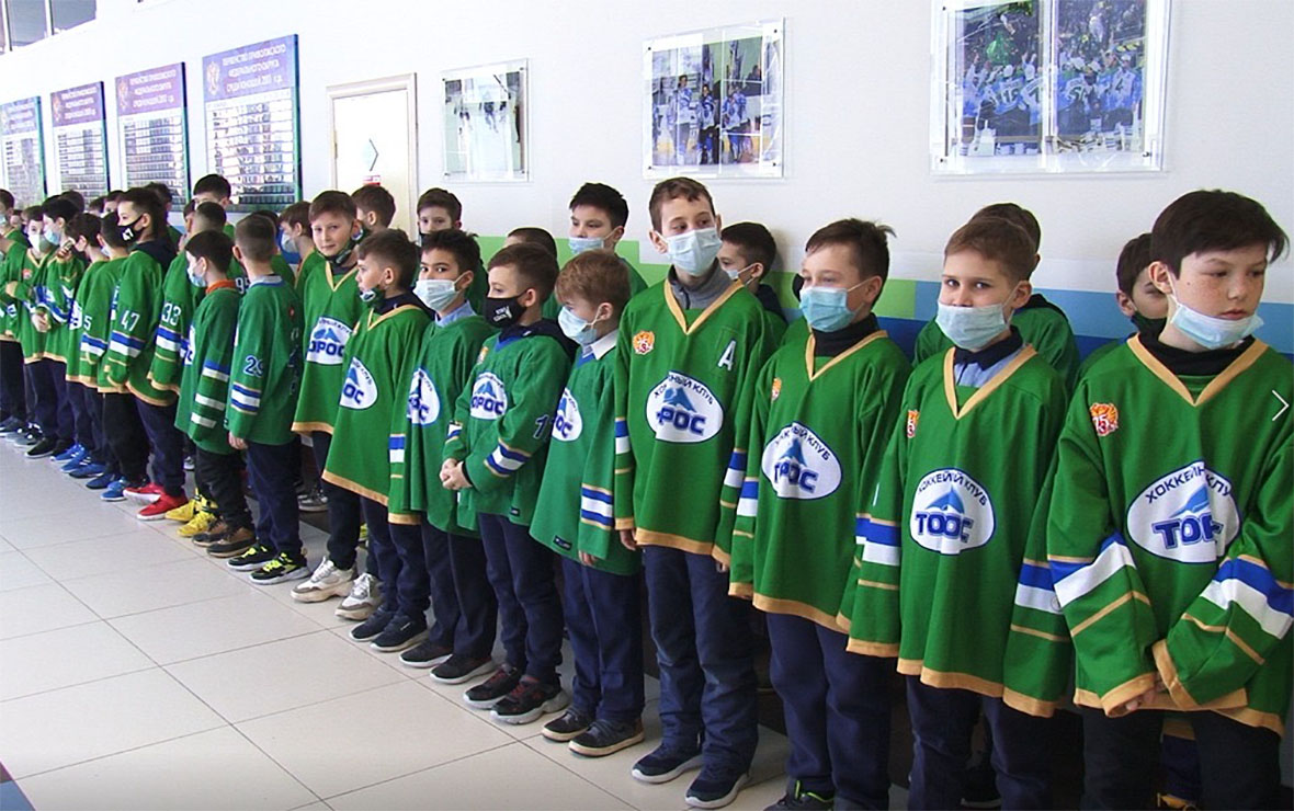 Юные хоккеисты «Тороса» получили новую форму от «Мехуборки»