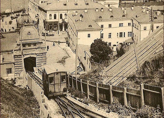 Общий вид на Похвалинский фуникулер (элеватор) с горы. Фотооткрытка М.П. Дмитриева. Начало ХХ в.