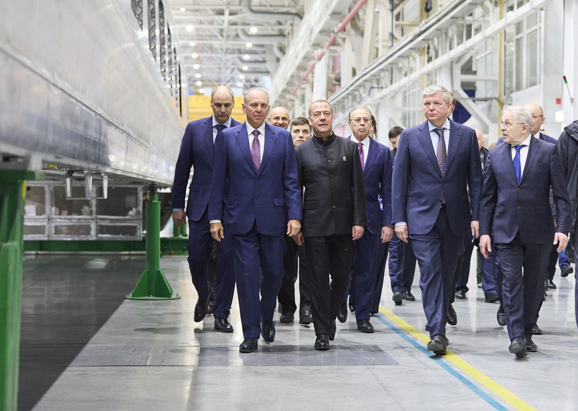 Дмитрий Медведев ознакомился с ходом создания поезда для ВСМ