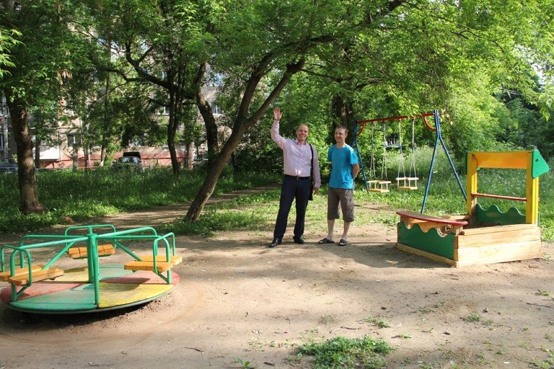 Работники пермского завода «УРАЛХИМа» отремонтировали детские площадки