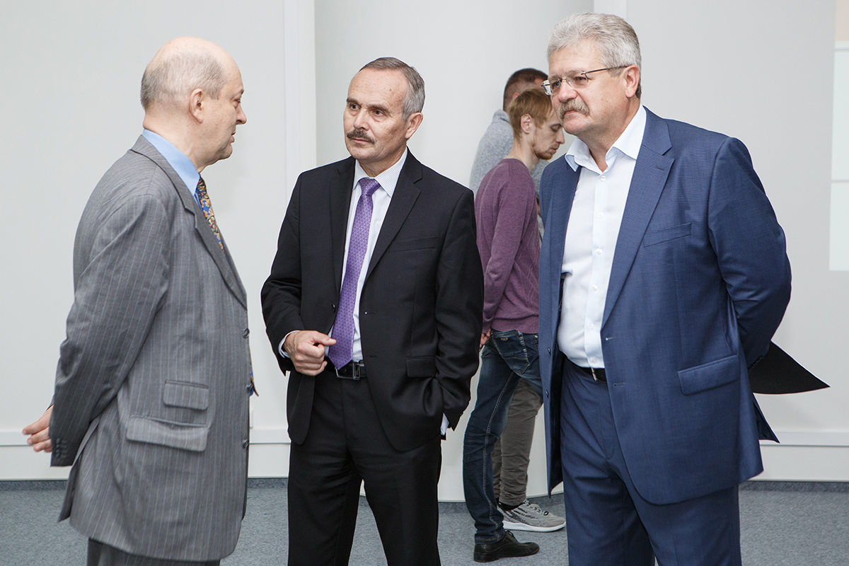 Директор уральского филиала НАУФОР Радик Ахметшин (на фото в центре)