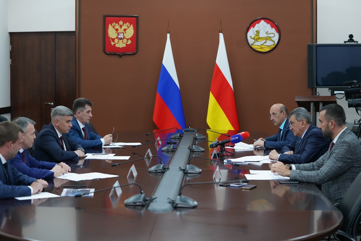 Денис Лысов и Сергей Меняйло обсудили вопросы развития Северной Осетии