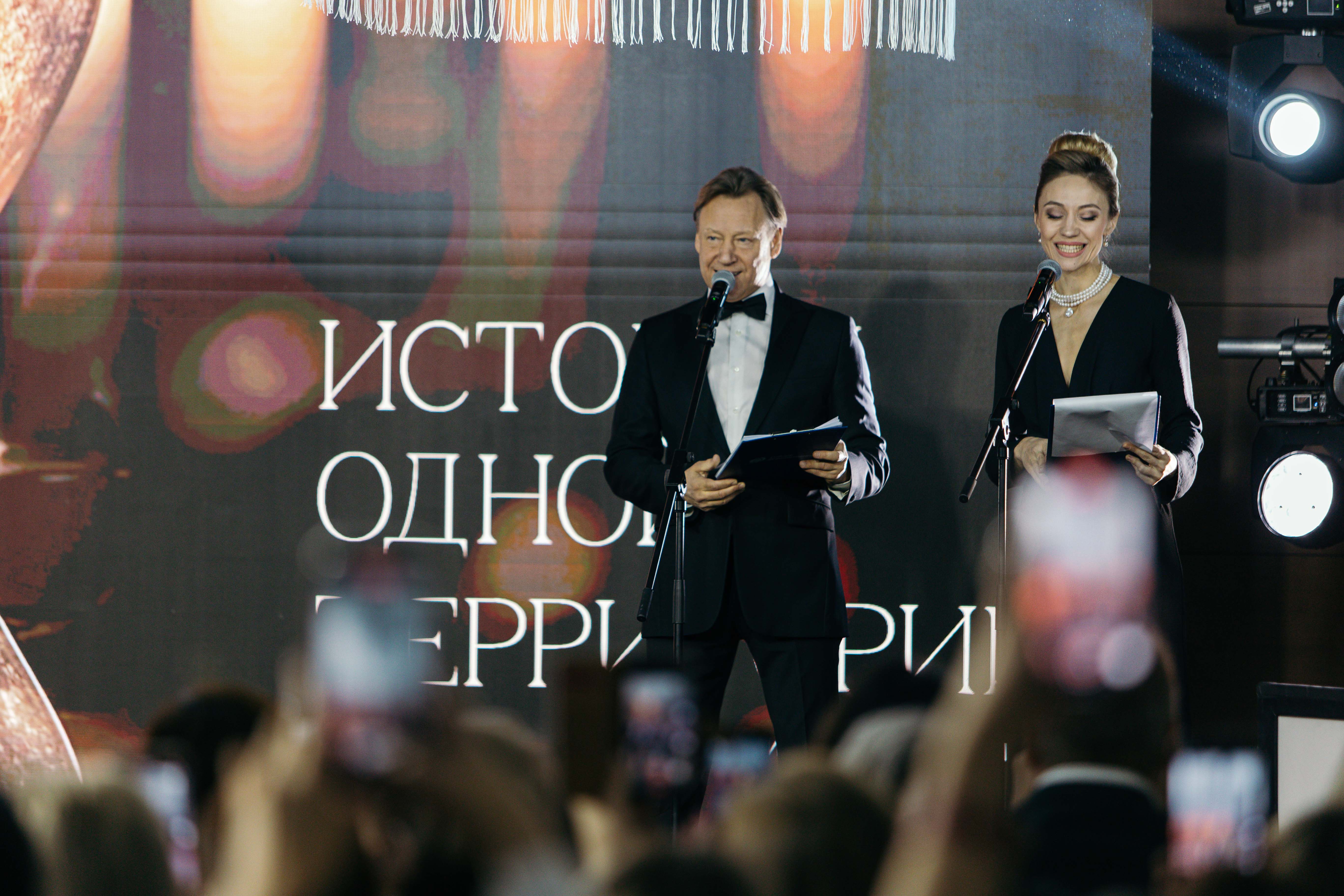 Ведущими мероприятия были Дмитрий Харатьян и актриса «Красного факела» Дарья Емельянова (Фото: предоставлено «Сибирь Девелопмент»)