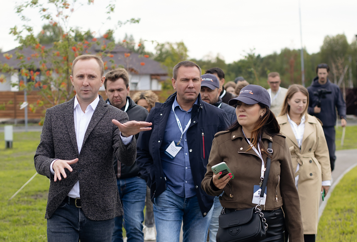 Экскурсия по загородному кварталу для участников / Фото: Александр Гревцов