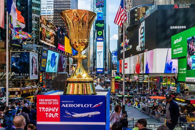  «Аэрофлот» доставил в Москву Кубок Чемпионата мира по баскетболу-2019